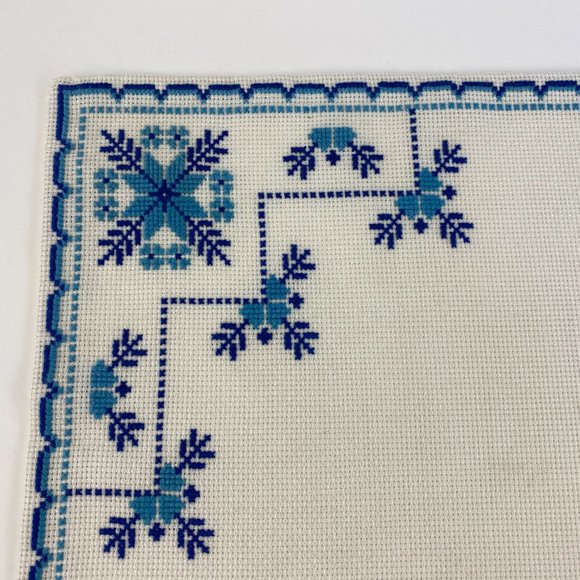 Vintage cross stitched table linen set of two, small square doilies - Picture 2 of 9